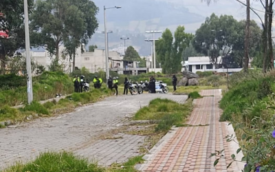 Dos sujetos fueron asesinados y abandonados con carteles de amenaza, en Quito.