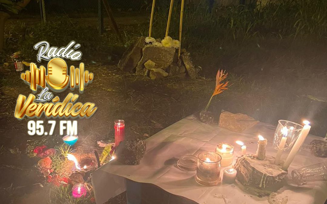 Homenaje conmovedor, moradores de Guayaquil levantan altar en memoria de las víctimas del trágico accidente en la Vía la Costa.