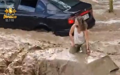 Impactante una mujer atrapada encima de su auto durante el fenómeno del Niño en Zaragoza, España.