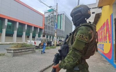 Militares resguardan edificio e instalaciones de la Prefectura de Esmeraldas que sufrieron atentados con explosivos