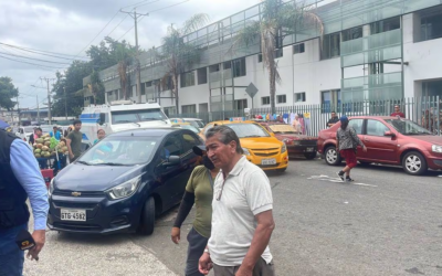 Vestidos como médicos llegaron ladrones para asaltar blindado que arribaba al hospital del IESS para abastecer un cajero.