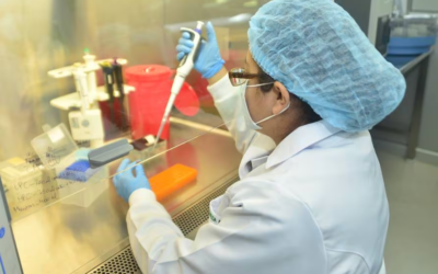 Demanda de pruebas PCR de COVID-19 se duplica en laboratorios de Guayaquil ante aumento de infectados.