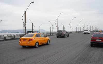 ‘Ya era hora de que se retomen los trabajos porque los carros se están dañando por los huecos’: se reanuda mantenimiento en el puente de la Unidad Nacional, tramo Durán-Samborondón.