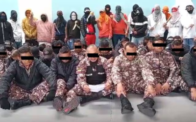 Circulan videos con guías retenidos en medio de reos que portan armas blancas.