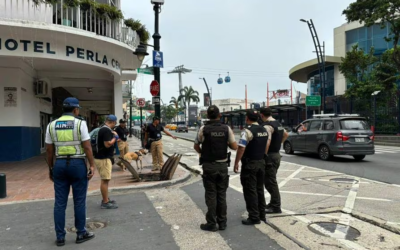 Supuesta explosión de un transformador subterráneo causó alarma frente al Malecón Simón Bolívar.