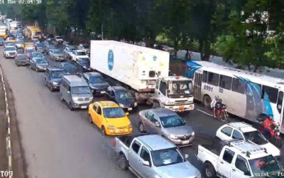 Bus de cooperativa interprovincial perdió carril en vía a la costa: alta congestión vehicular se registra en esa zona.