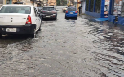 Varios sectores del norte de Guayaquil con acumulación de agua y congestionamiento vial por lluvia.