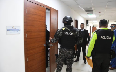 Viuda de Fernando Villavicencio pide que se llame a juicio como coautores a los seis procesados por el asesinato al estilo sicariato.