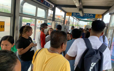 ‘Uno no se puede ni embarcar de lo apretado que va, esas metrovías van a reventar’: inicio de clases complica aún más la movilización en la Troncal 2.