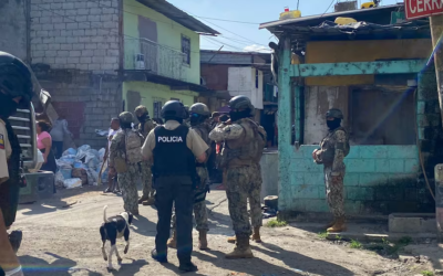 Policías y militares intervienen universidad y viviendas en el barrio Cuba: uniformados llegaron hasta en lancha para ingresar a casas.